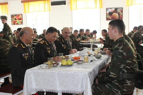 Ramil Usubov əsgərlərlə nahar etdi