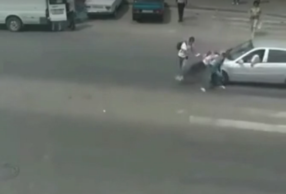 Bakıda avtomobil tələbələri belə vurdu, sürücü… – Video