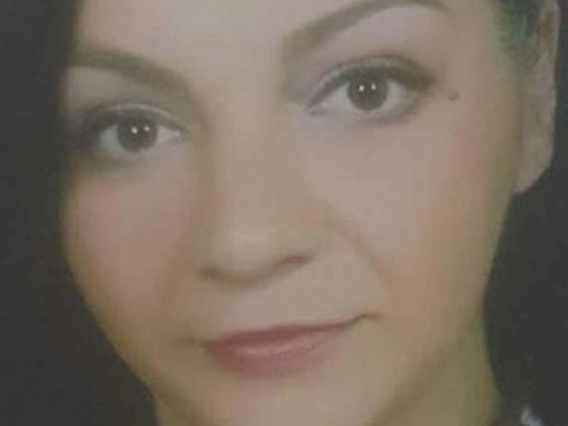 Polis məmuru oğlunun gözü önündə arvadını öldürdü – Boşanmaq istəyirmiş