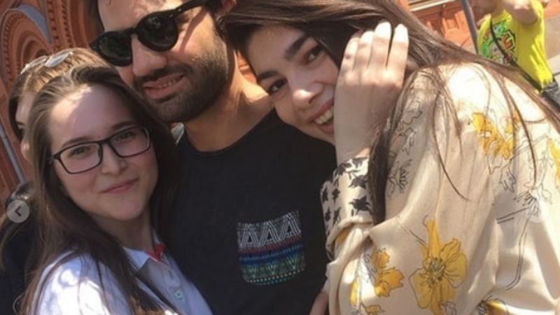 Qızıl meydanda İZDİHAM: Rus gözəlləri “Kara Sevda”nın yaraşıqlı aktyoruna hücum çəkdi – FOTO/VİDEO