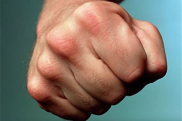 Bacısının sevgilisini döyərək öldürdü