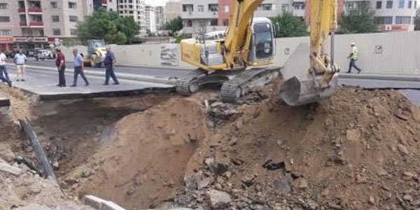 Bakıda çökmüş yolun altında gizli tunel aşkarlandı