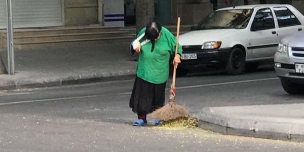Bakıda ürəkağrıdan görüntü: qolu qırılmış qadına küçə təmizlətdirirlər – GÜNÜN FOTOSU