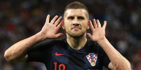 Futbolçu bütün kəndin kredit borcunu ödədi