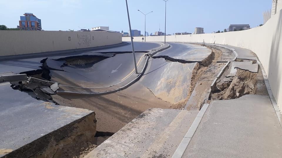 Bakıda çökən yolun altında ikimərtəbəli tikili tapılıb – FOTOLAR