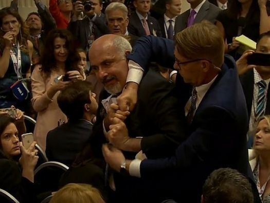 Putinlə Trampın mətbuat konfransında jurnalistə zor tətbiq edildi – VİDEO
