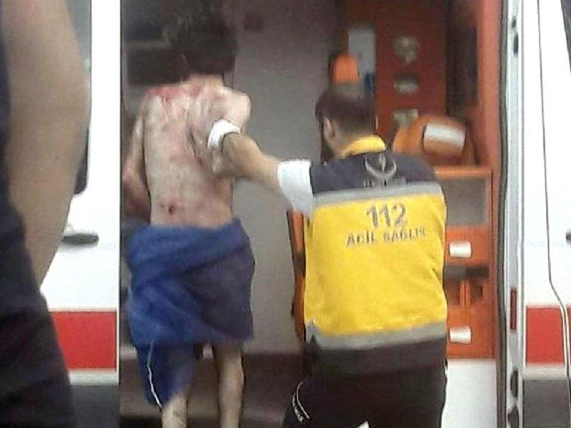 Gəlinini sevgilisi ilə yataqda cinsi əlaqədə olarkən tutdu – Oğlanı linç etdilər – FOTO