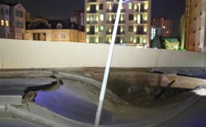 Bakının mərkəzində avtomobil yolu çöküb – FOTO