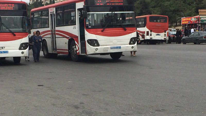 32 nömrəli marşrut avtobusunun sürücüsü sərnişinlərdən ödəniş tələb edir – Video