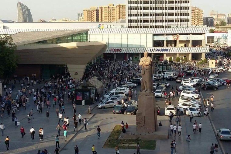 Bakı qaranlığa qərq oldu — Mağazalarda şam və su tükənib, yollarda hərəkət çətinləşib
