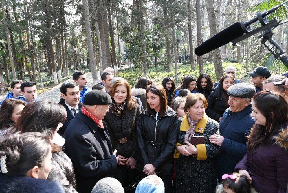 Birinci vitse-prezident Mehriban Əliyeva Gəncənin “Xan bağı”nda sakinlərlə görüşüb  YENİLƏNİB