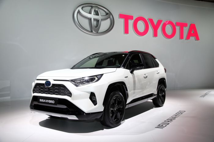“Toyota”nın rəsmi dileri Toyota Bakı Mərkəzi yeni RAV4 və Corolla modellərini təqdim edib
