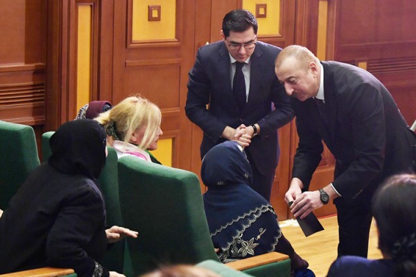 Şəhid ailələrinin üzvlərinə yeni güzəştlər verildi – Təhsil haqqından azad olundular