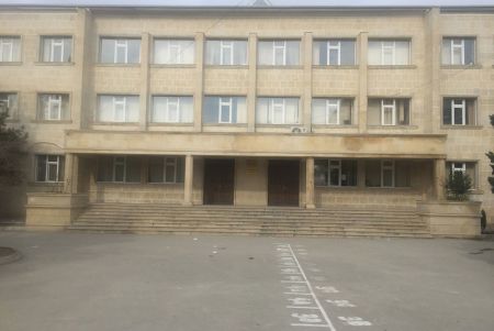 Bakıda şagirdlər birləşib müəllimi döydü