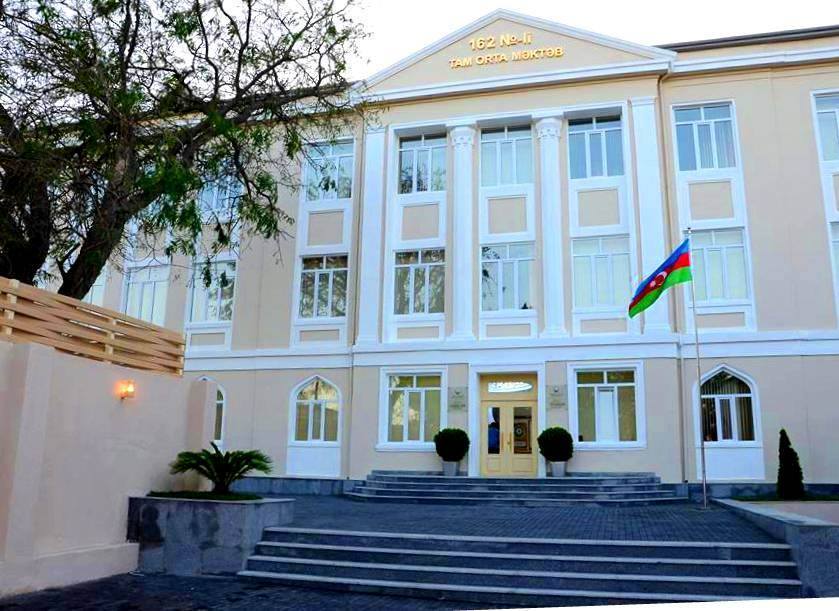 Şagird əlində kəsici alətlə özünü məktəb binasından atdı