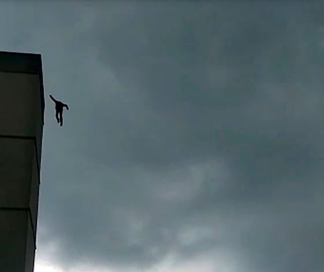 Bakıda 19 yaşlı oğlan özünü qıza görə öldürdü – DƏHŞƏTLİ VİDEO