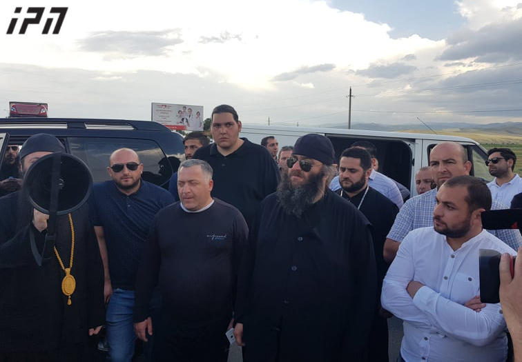 Gürcü dindarlar “Keşikçi Dağ” məsələsinə görə Azərbaycana gedən yolu bağladılar