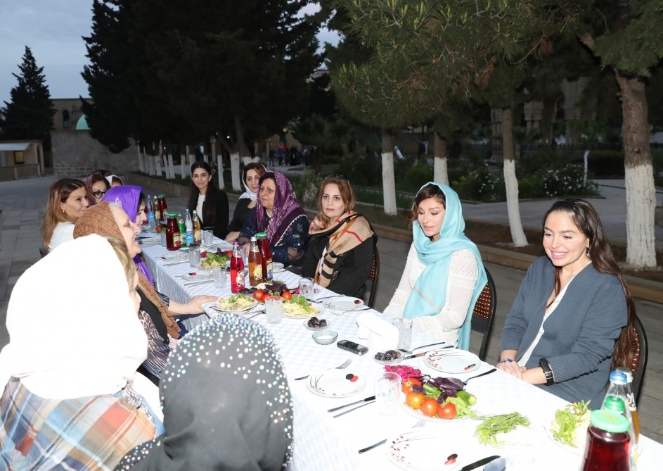 Mehriban Əliyeva qızı ilə iftar mərasimində – FOTOLAR