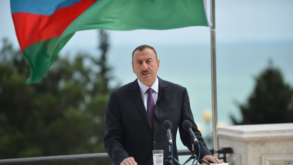 İlham Əliyev Dənizkənarı Milli Parkda gəzintiyə çıxdı