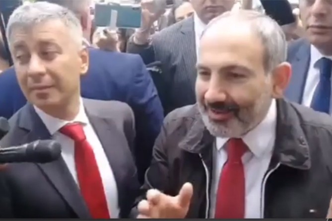 Paşinyan Yerevanda etiraz aksiyasına qoşuldu