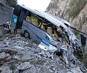 Avtobus 10 metrlik dərəyə yuvarlandı – Yaralılar var