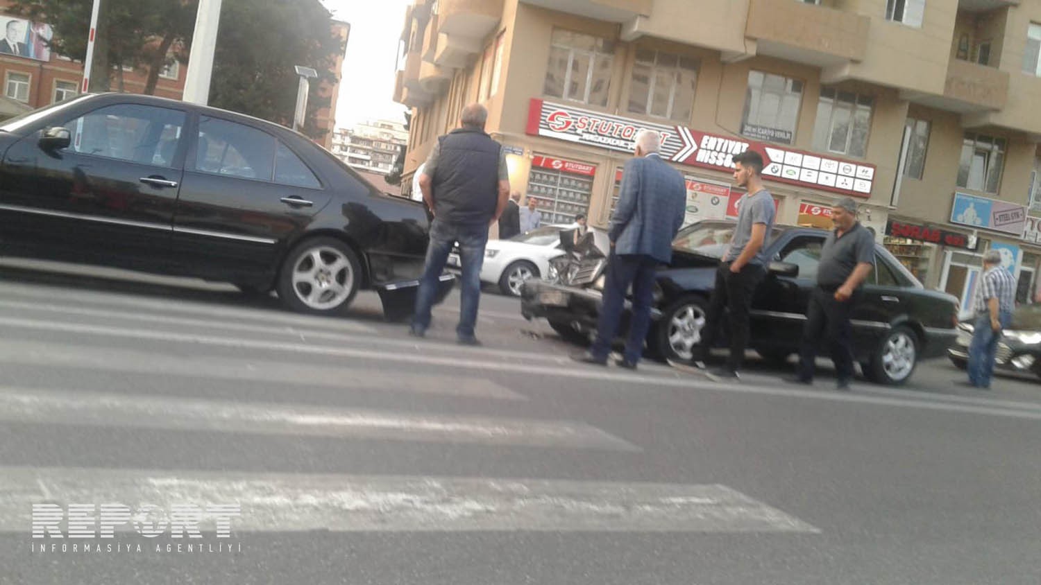 Bakıda iki minik maşını toqquşdu –  Yolda böyük tıxac yarandı – FOTO