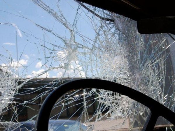 Bakıda maşın səkiyə çırpıldı – Sürücü xəsarət aldı