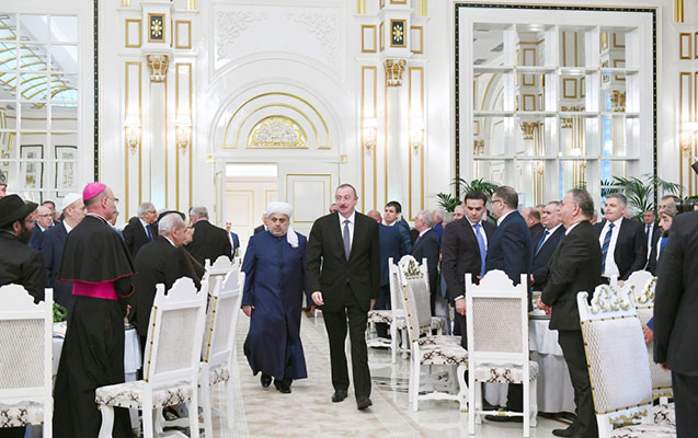 Prezident şeyxin iqamətgahındakı iftar mərasimində – FOTOLAR