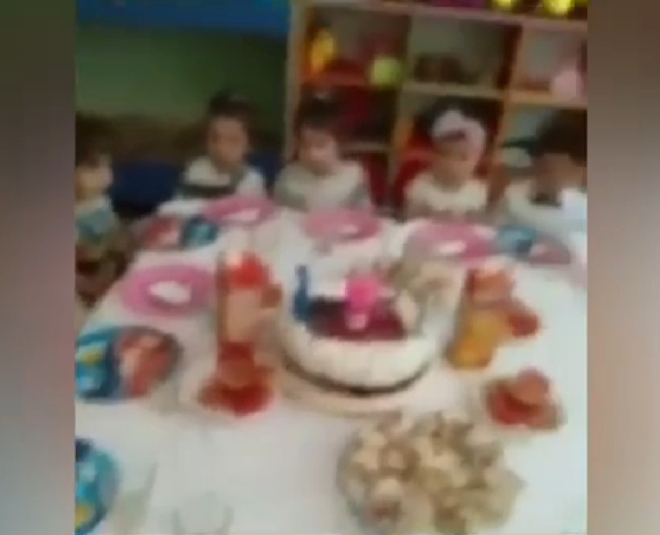 Azərbaycanda bağça müəlliməsi uşaqları belə təhqir etdi – VİDEO
