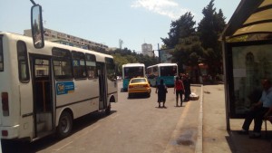 BNA taksi duracaqları yaratmır, avtobus dayanacaqları “işğal” edilir… – FOTO