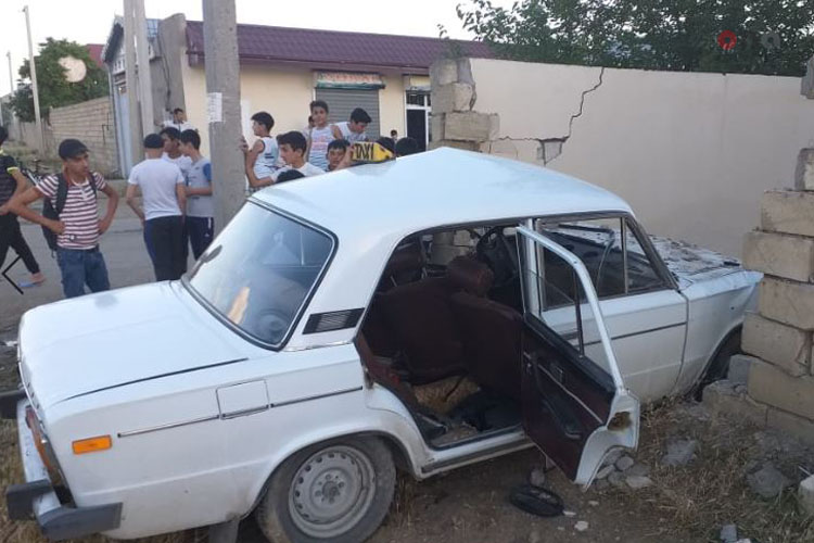 Şirvanda yol qəzası: 3 nəfər ağır xəsarət aldı – FOTO