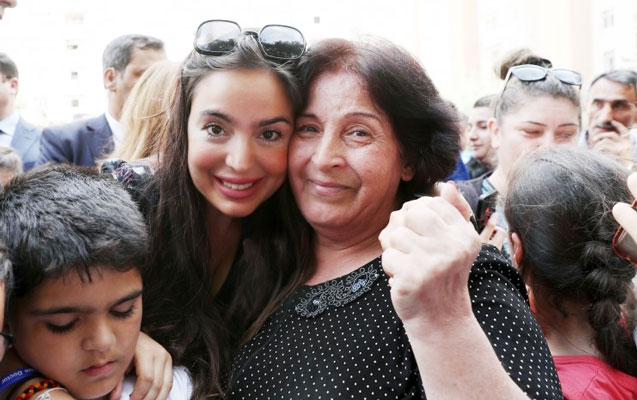Leyla Əliyeva sakinlərlə açılışda – FOTOLAR