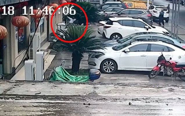 Pəncərədən yıxılan körpəni havada tutdu – Video