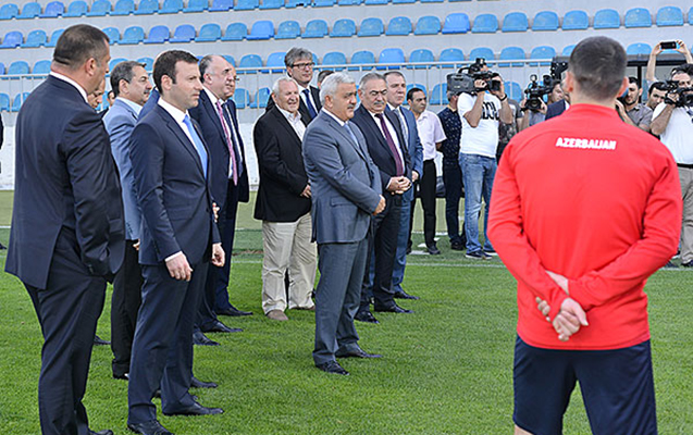Rövnəq Abdullayevlə Elmar Məmmədyarov futbolçularla söhbət etdi – VİDEO
