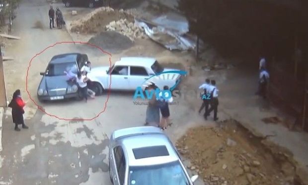 Taksi sürücüsü maşını məktəblilərə çırpdı – DƏHŞƏTLİ GÖRÜNTÜLƏR – VİDEO