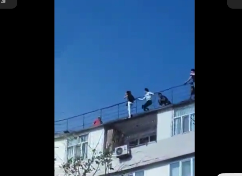 Bakıda həyacanlı anlar: qız özünü 9-cu mərtəbədən atmaq istəyir – VİDEO