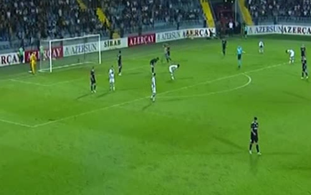 “Qarabağ”ın matçında meydana azarkeş girdi – VİDEO