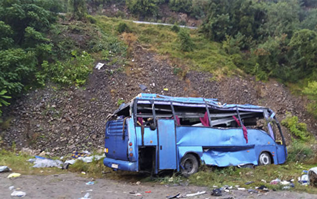 Avtobus 400 metr hündürlükdən aşdı – 5 nəfər öldü