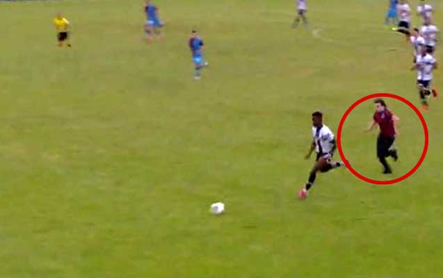 Meydana girib futbolçunu qovdu – VİDEO