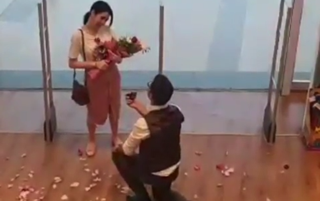 “Gənclik Mall”da evlilik təklifi etdi – Video
