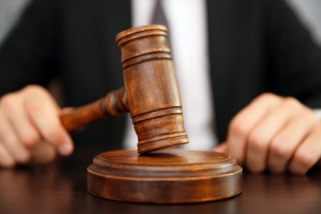 Rüşvətdə ittiham olunan vergi müfəttişlərinin məhkəməsi başladı