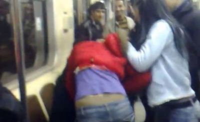 Bakı metrosunda saçyoldu: Sənəd verməyə gələn tələbəni atasının gözü qarşısında döydülər