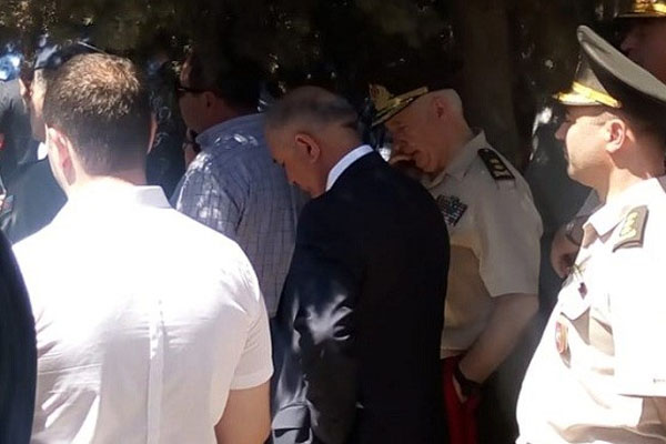 Nazir müavini və icra başçısı pilotun dəfnində ağladı – FOTO