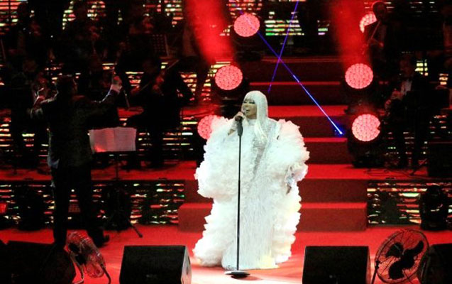 Bülənt Ərsoy konsertində nişanlı oğlana göz dikdi – VİDEO