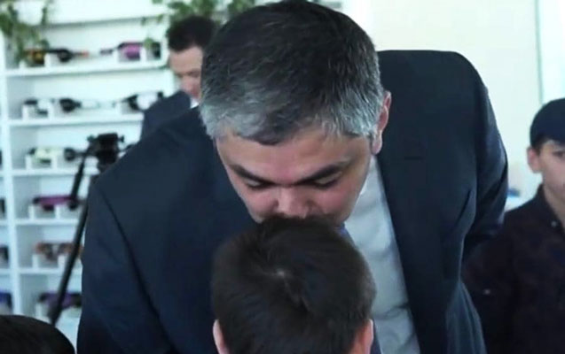 Nazir şəhid oğluna verdiyi sözü tutdu: Ona planşet hədiyyə etdi – FOTO