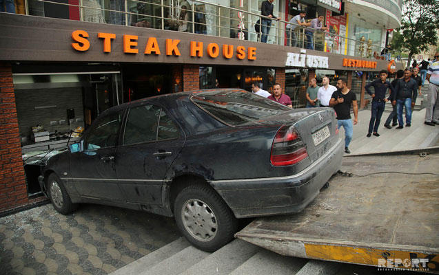 Bakıda avtomobil restorana çırpıldı – FOTOLAR