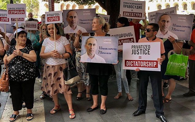 Köçəryanın tərəfdarları məhkəmə önündə aksiya keçirir