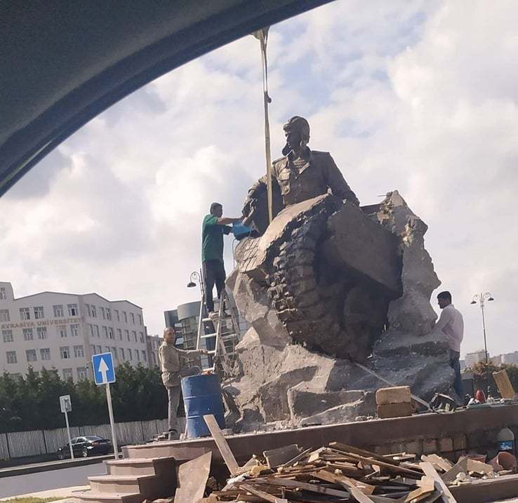 Bakıda Albert Aqarunova heykəl qoyuldu – FOTO
