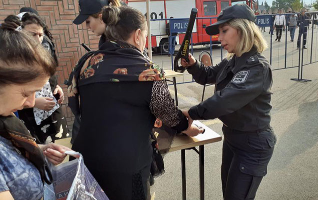 Polis məscidə gələnləri tək-tək yoxlayaraq buraxdı – FOTOLAR