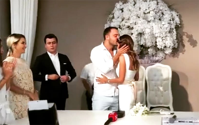 Canlı yayımdan çıxıb ərə getdi – FOTOLAR